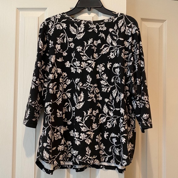Denim & co Black & white floral V neck - Picture 4 of 4